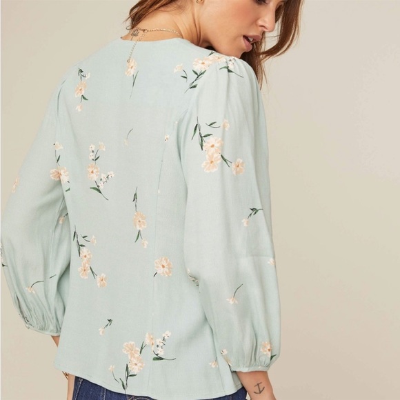 ASTR THE LABEL BUTTON WRAP FRONT FLORAL TOP in Sage Light Green Multi Fl… - Picture 4 of 14